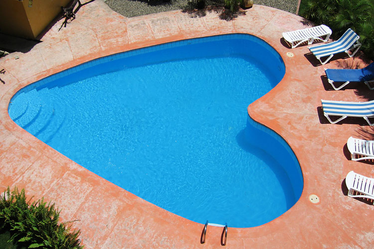 heart-shaped-pool